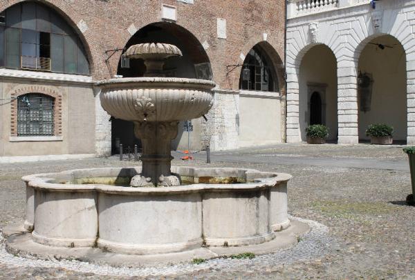 Fontana del Broletto