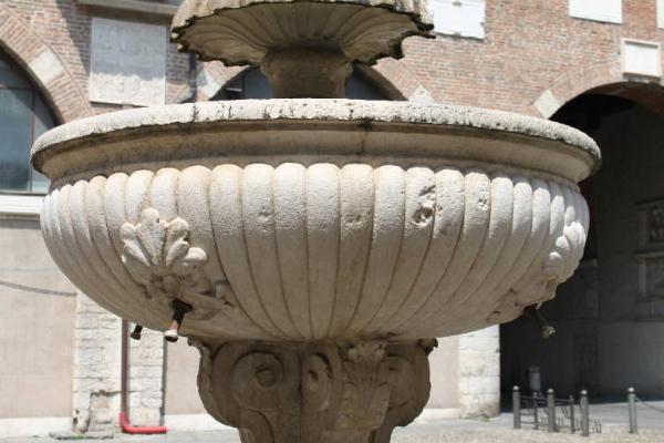 Fontana del Broletto