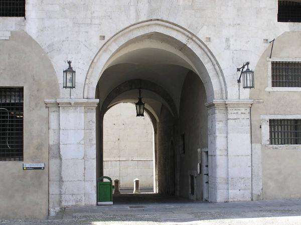 Trifora prima da destra dell'ala meridionale del cortile