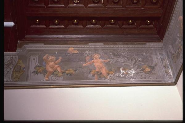 PUTTI TRA VOLUTE DI VEGETALI