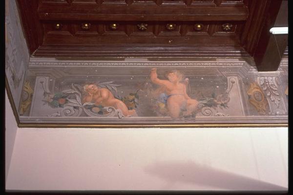 PUTTI TRA VOLUTE DI VEGETALI