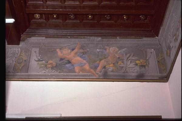 PUTTI TRA VOLUTE DI VEGETALI