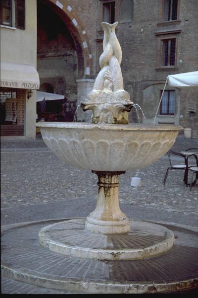 Fontana dei tre delfini