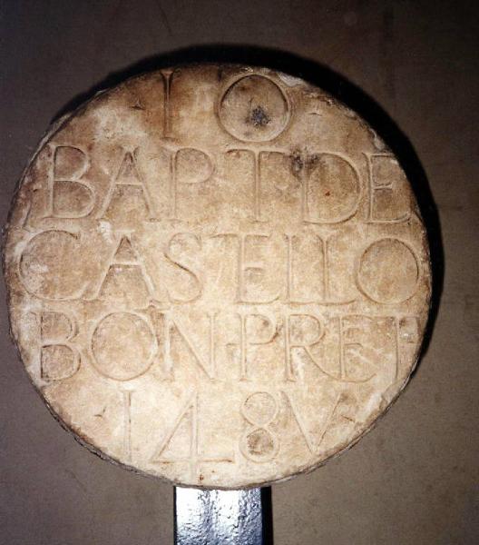 Lapide circolare che ricorda un tal Battista De Castello bolognese, pretore a di Mantova l'anno 1485