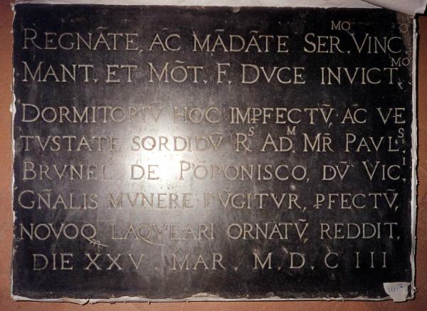 Lapide che ricorda la costruzione di un dormitorio nel Monasero dei Carmelitani per opera di frate Paolo Brunelli l'anno 1603