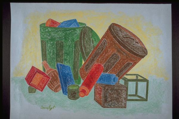 Due bidoni dei rifiuti; a terra, vari oggetti e cubi multicolori