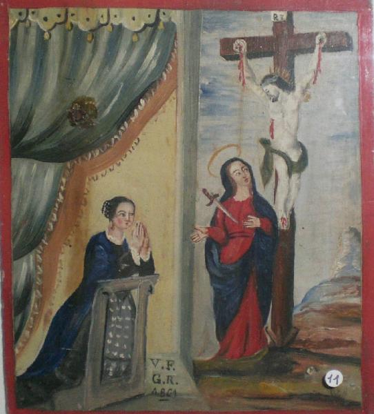 Donna inginocchiata invoca il SS. Crocifisso e la Madonna Addolorata