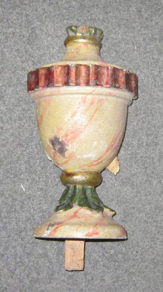 Vaso d'altare con composizione floreale