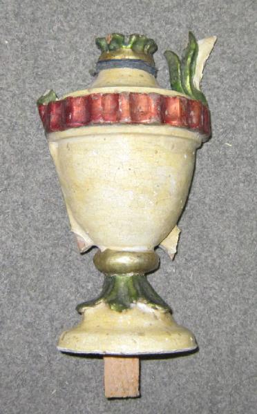 Vaso d'altare con composizione floreale