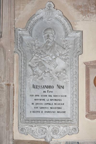 Busto di Alessandro Nini con strumenti musicali