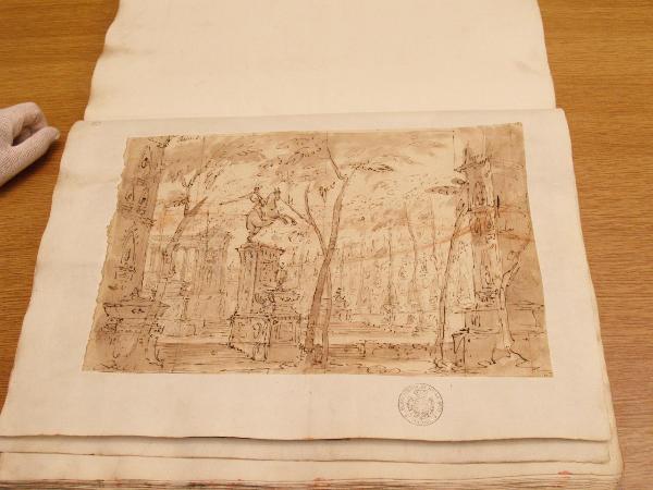 Anfiteatro con sepolcri e monumento
