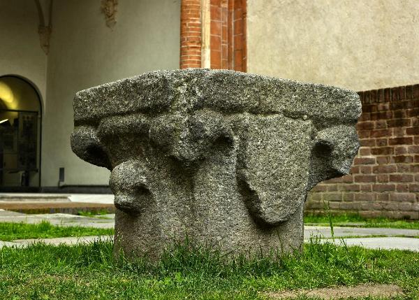 Capitello con foglie d'acqua e tre scudi aniconici