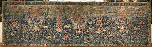 Arazzo con Millefiori araldico con candelabre, paesaggio e animali