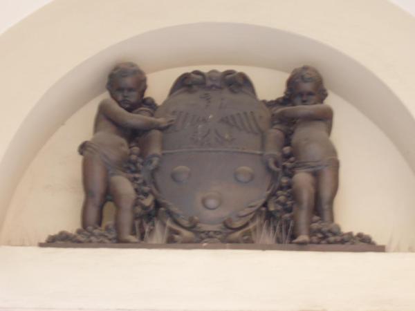 Putti con stemma di Pio XI (dal monumento a Pio XI di Desio)