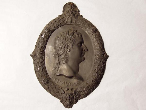 Altorilievo con figura di profilo di imperatore romano