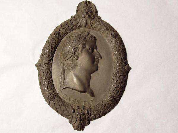 Altorilievo con figura di profilo di imperatore romano