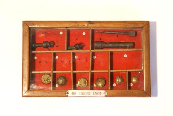 Cofanetto in legno contenente bottoni, proiettile e attrezzi vari