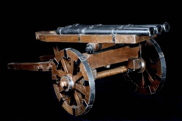 Artiglieria a tre canne su affusto a ruote - cannone - industria, manifattura, artigianato
