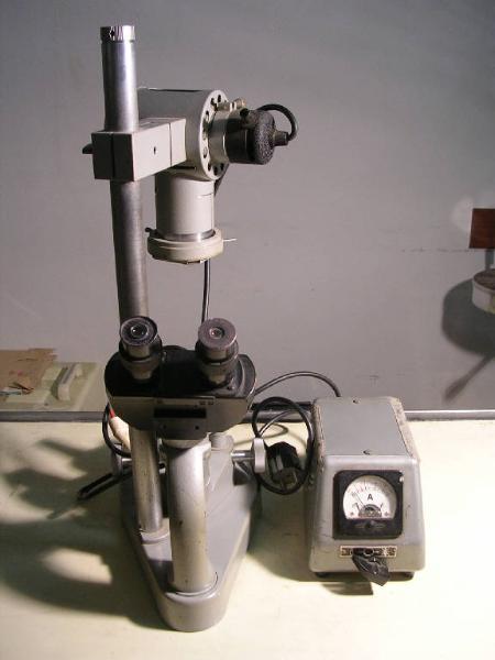 Microscopio bioculare a quattro obiettivi