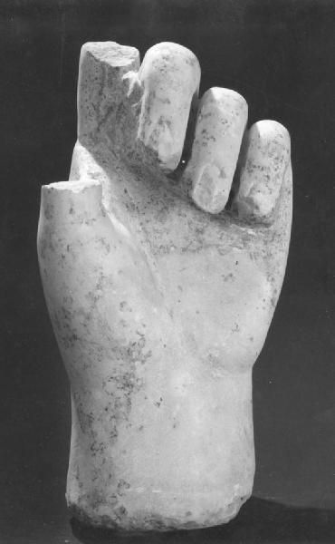 Mano di statua