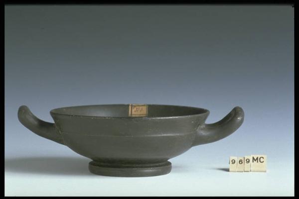 Kylix con piede basso a v. nera