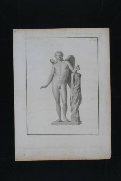 Statua di figura maschile alata