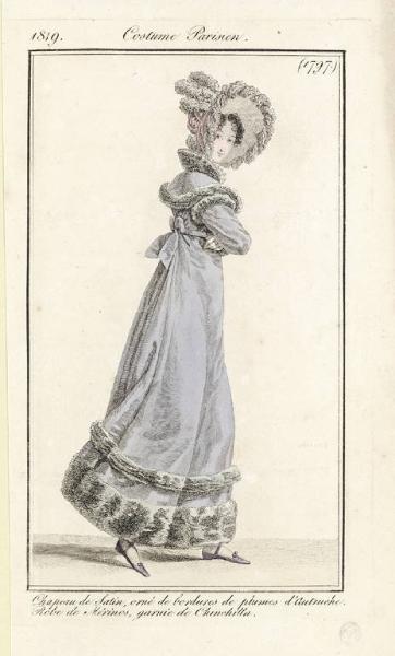 Journal des Dames et des Modes. Costume Parisien. Chapeau de satin, orné de bordures de plumes d'Autruche. Robe de Mérinos, garnie de Chinchilla