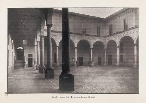 Lodi. Palazzo della Sottoprefettura (Cortile)