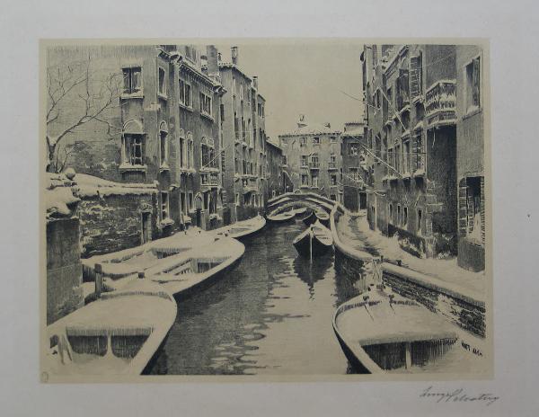 Canale veneziano con la neve