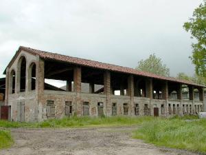 Stalla per allieve bovine della Cascina Nesporedo (ex)