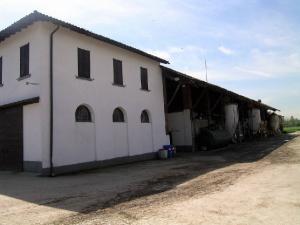 Cascinale con stallone e portico della Cascina Misericordia