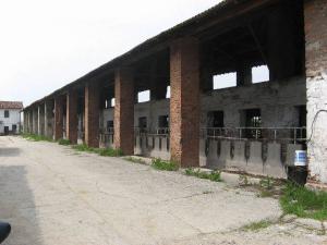 Stalla grande con portico della Cascina Paradiso