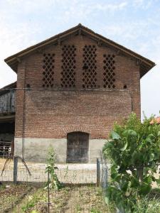 Stalletta con portico della Cascina Resentera