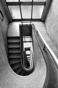 Interno, corpo scala dell'edificio residenziale di via San Maurilio 23 - fotografia di Suriano, Stefano (2012)