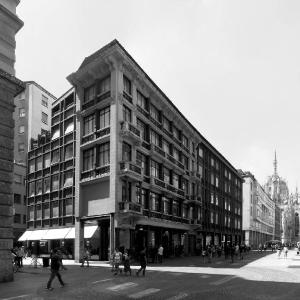 Scorcio su corso Vittorio Emanuele II angolo via della Passarella con in evidenza la facciata dell'edificio preesistente inglobata nel nuovo edificio - fotografia di Sartori, Alessandro (2016)