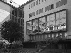 Ala nord, cortile nord, il grande bow-window del prospetto sud-ovest e la vetrata angolare in corrispondenza delle scale interne - fotografia di Introini, Marco (2016)