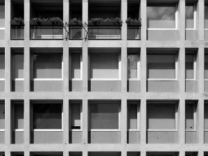 Dettaglio della facciata su piazzetta Maurilio Bossi, con in evidenza la griglia razionale in aggetto - fotografia di Sartori, Alessandro (2016)