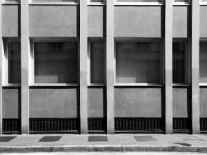 Dettaglio della facciata su via Arrigo Boito, con in evidenza la presenza dei soli elementi verticali della griglia razionale - fotografia di Sartori, Alessandro (2011)