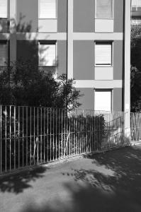 Dettaglio della facciata con in evidenza il reticolo strutturale e i pannelli finestra prefabbricati - fotografia di Suriano, Stefano (2016)