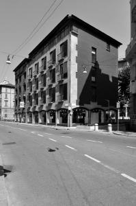 Vista complessiva dell'edificio su via Santa Maria alla Porta angolo via delle Orsole - fotografia di Suriano, Stefano (2016)
