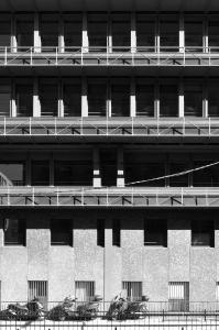 Fotopiano della facciata su piazza Velasca con in evidenza il caratteristico sistema di condotti per il condizionamento - fotografia di Suriano, Stefano (2016)