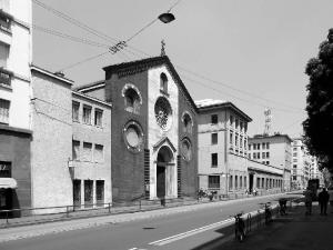 Vista generale dell'affaccio su via Francesco Sforza con in evidenza il rapporto tra la facciata ottocentesca e il nuovo fabbricato - fotografia di Sartori, Alessandro (2016)