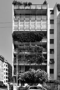 Fotopiano della facciata su via Crivelli con in evidenza il sistema a logge sovrapposte e la variante del quinto piano - fotografia di Suriano, Stefano (2016)