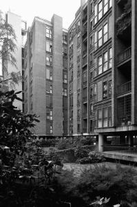 Vista dal giardino degli edifici residenziali - fotografia di Suriano, Stefano (2017)