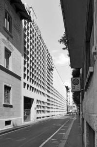 La facciata su via della Guastalla caratterizzata dalla griglia regolare e ininterrotta delle aperture quadrate - fotografia di Suriano, Stefano (2016)