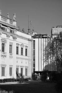L'affaccio sul giardino e la connessione tra l'edificio storico e il volume della torre libraria - fotografia di Suriano, Stefano (2016)