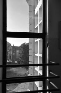 Dettaglio della connessione con l'edificio storico attraverso la vetrata del vano scala della torre libraria - fotografia di Suriano, Stefano (2016)