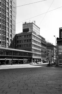 L'edificio nel contesto urbano di via Turati - fotografia di Suriano, Stefano (2016)