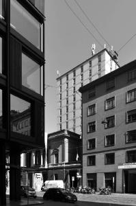 Il contrasto tra la facciata neorinascimentale e la torre ad uso uffici nel contesto urbano di via Turati - fotografia di Suriano, Stefano (2016)