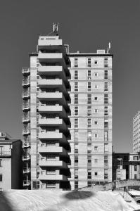 La facciata sud est dell'edificio a torre - fotografia di Suriano, Stefano (2017)